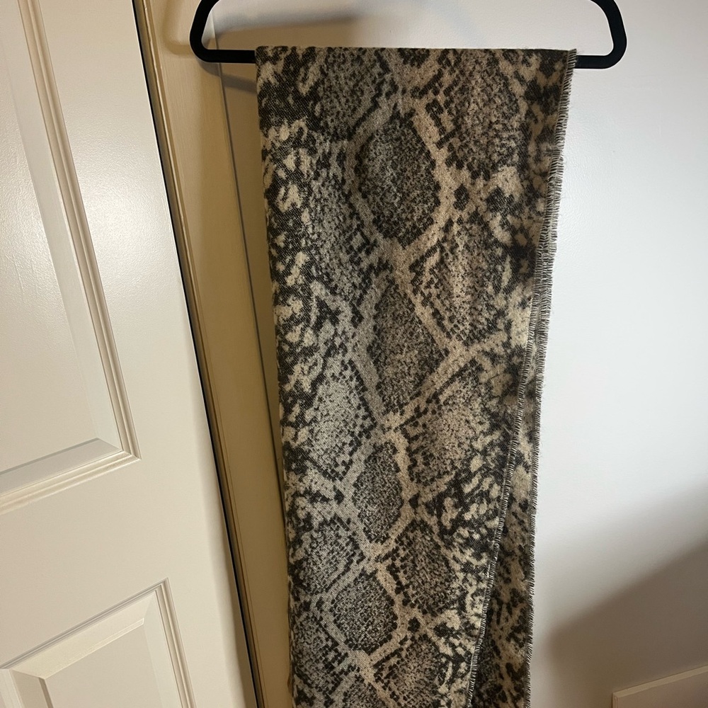 Elegant Snake Pattern Scarf in Black and Gray